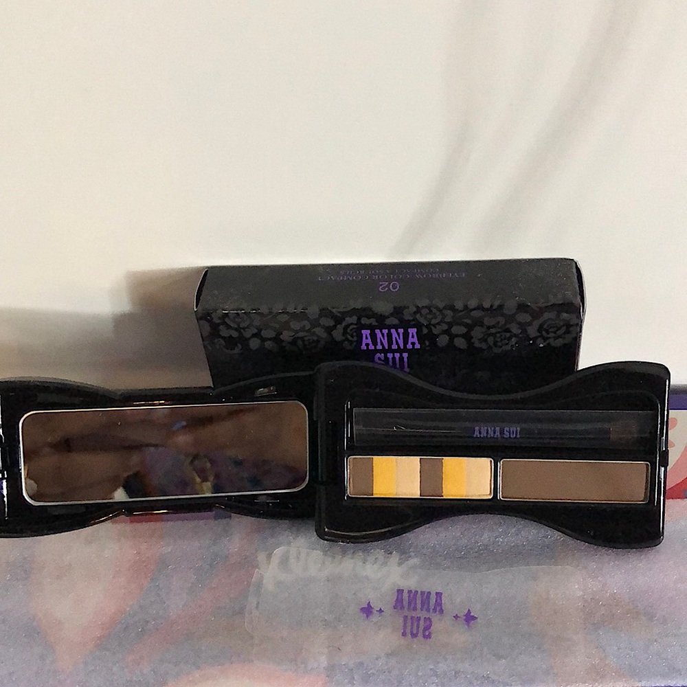 Anna Sui make up. Eye color compact with mirror and brush Brand New.